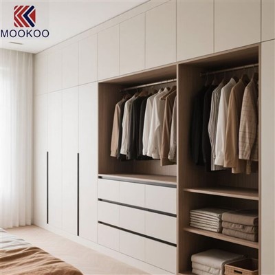 Expositor de roupas masculinas de madeira na Itália
